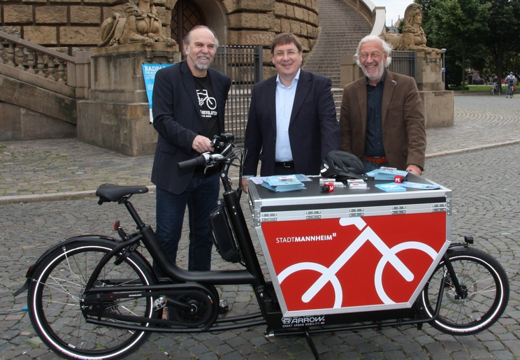 Bürgermeister Lothat Quast (Mitte) mit Cargobike der Stadt Mannheim