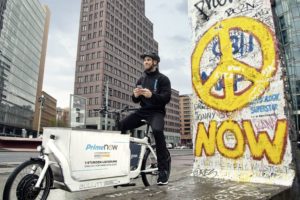 Pressefoto von Amazon Prime Now mit Cargobike in Berlin