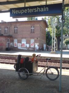 Mit dem Cargobike auf dem Bahngleis in Neupetershain