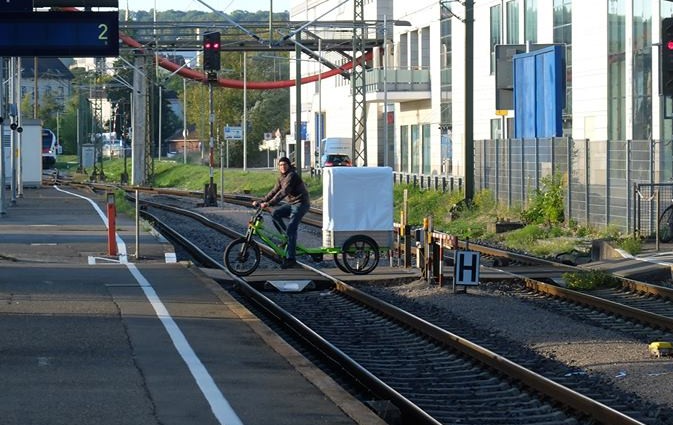 Mit dem Cargobike über ebenerdigen Gleisübergang.