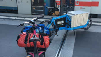 foto bahnefahren mit lastenrad