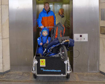 foto mit cargobike im aufzug bahnhof