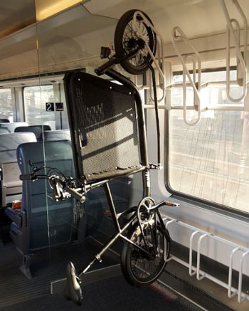 foto kompaktes lastenrad im zug