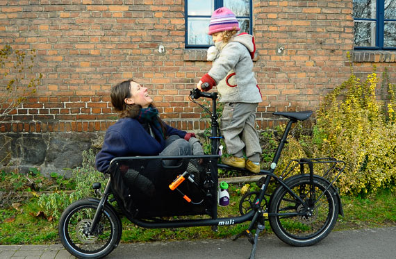 cargobike.jetzt Projektleiterin Karen Greiderer mit Tochter und Lastenradkaren