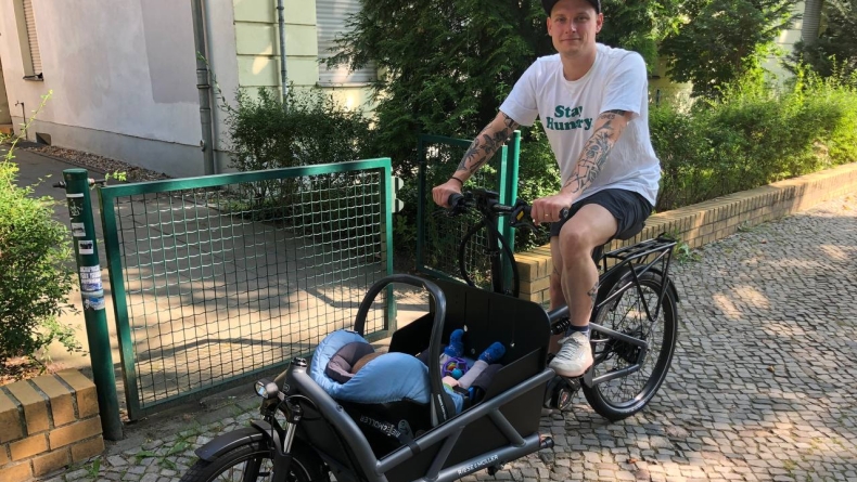 Baby auf Lastenrad